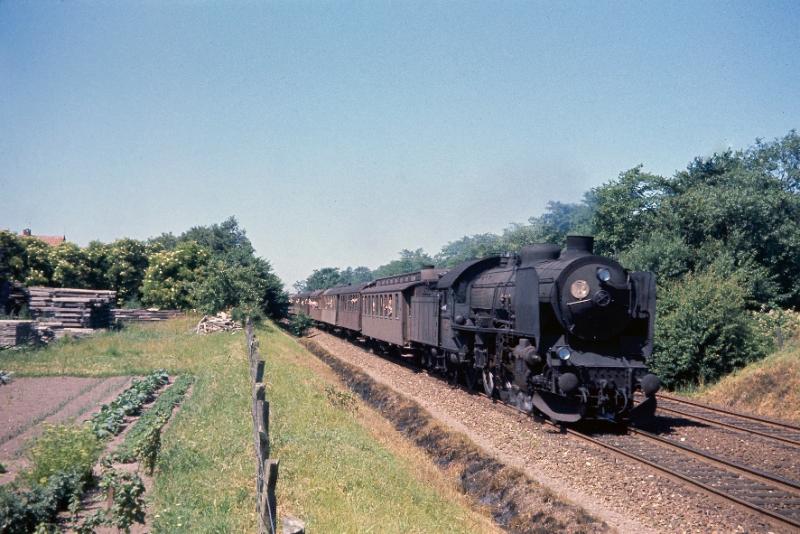 R 954 med et stort tog - herlige trævogne - ved Odense - AK/OMJK foto